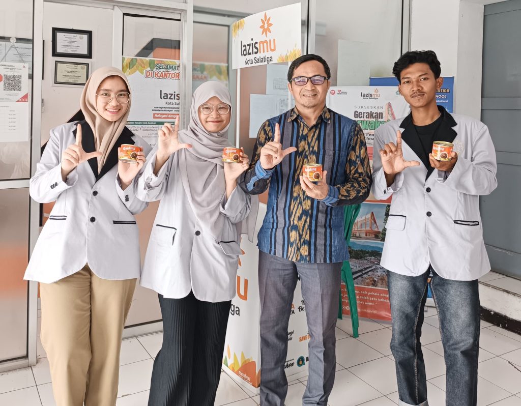 Tiga mahasiswa UIN Salatiga dan Manager Lazismu berfoto sambil memegang produk kaleng Qurban RendangMu di kantor Lazismu Kota Salatiga.